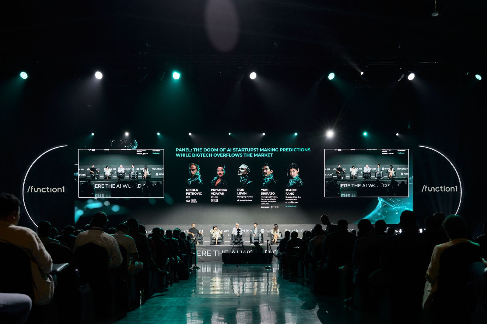 Panel on stage at /function1 in Dubai